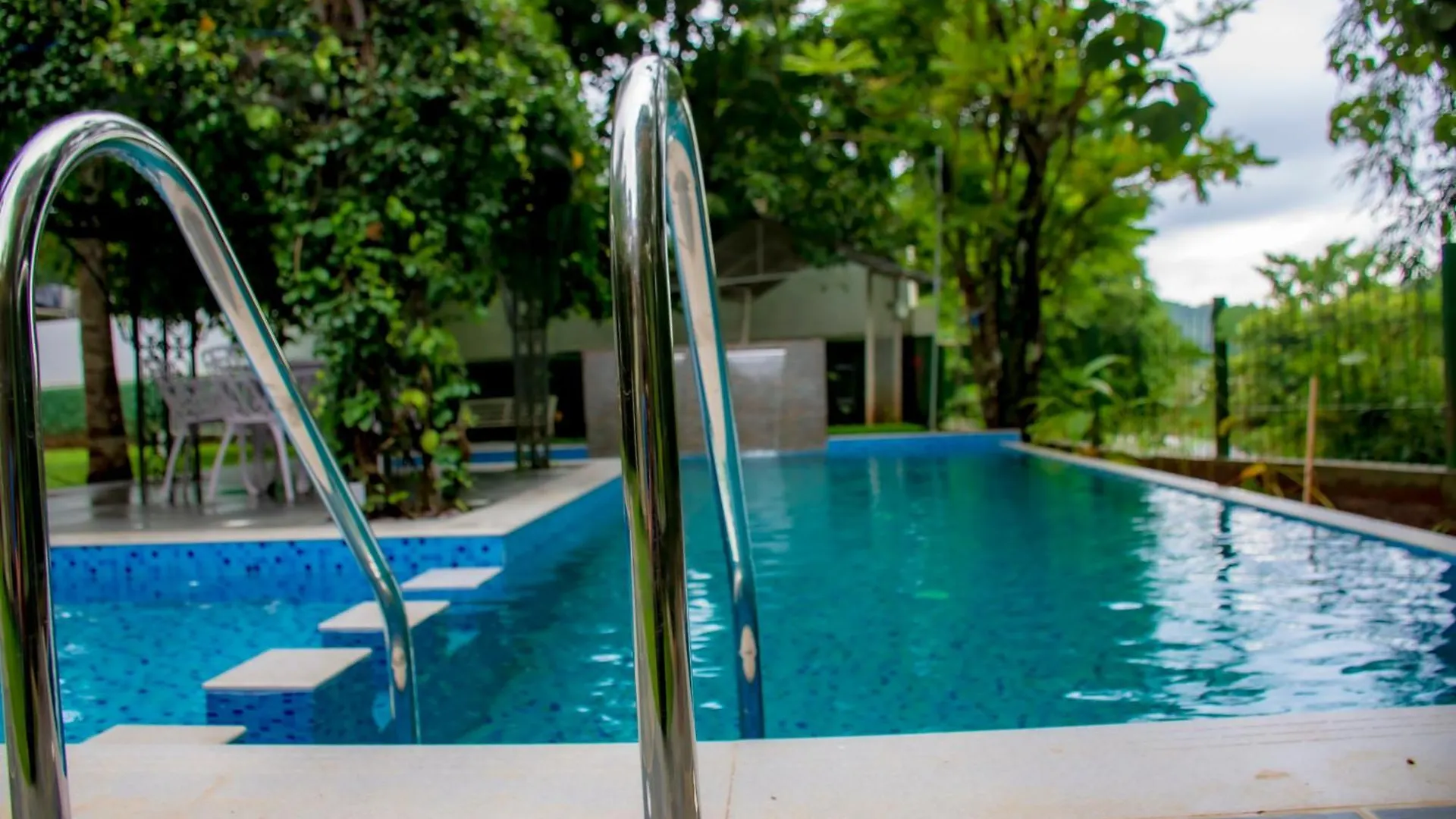 Athirappilly River Wild Holiday Home הודו